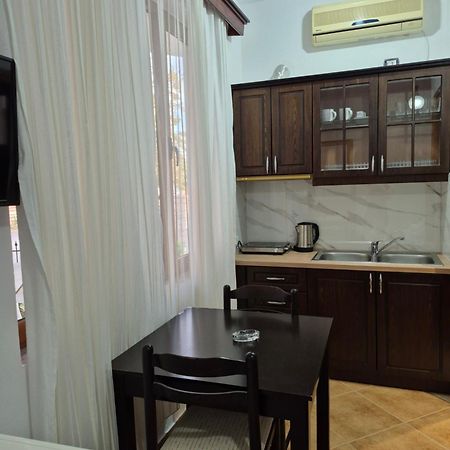 Vita Apartment - Spacious Garden And Balcony 5 Min To Beach & Center Ksamil Dış mekan fotoğraf