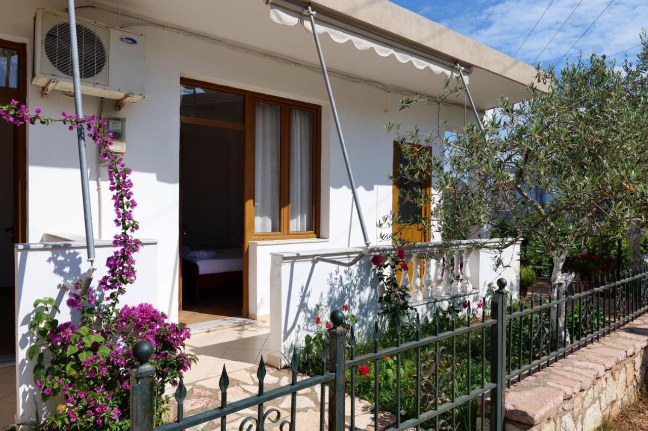 Vita Apartment - Spacious Garden And Balcony 5 Min To Beach & Center Ksamil Dış mekan fotoğraf