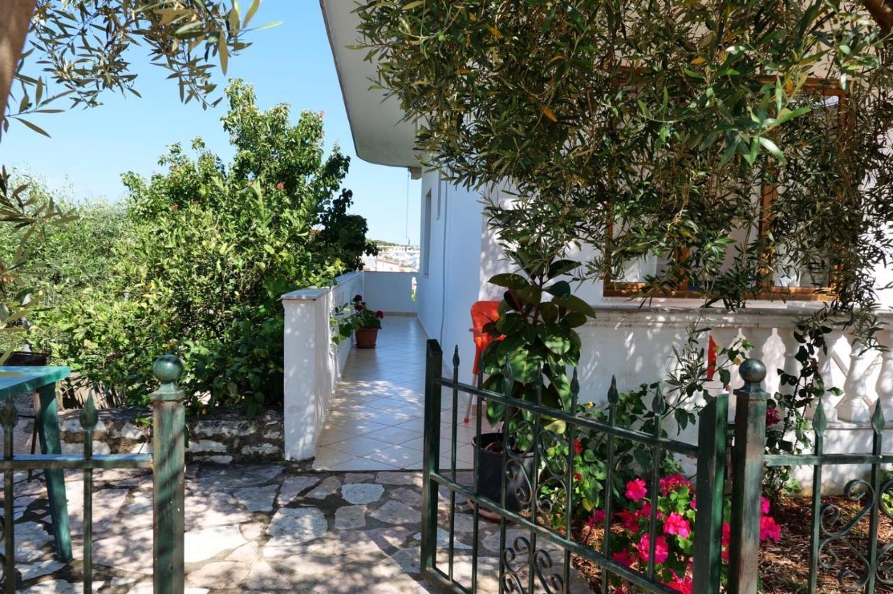 Vita Apartment - Spacious Garden And Balcony 5 Min To Beach & Center Ksamil Dış mekan fotoğraf