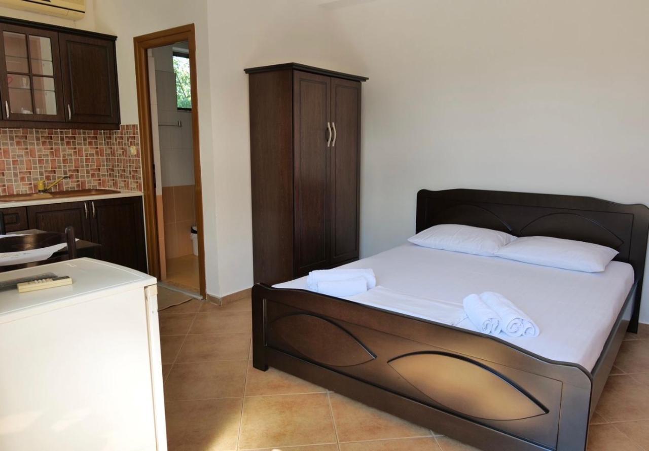 Vita Apartment - Spacious Garden And Balcony 5 Min To Beach & Center Ksamil Dış mekan fotoğraf