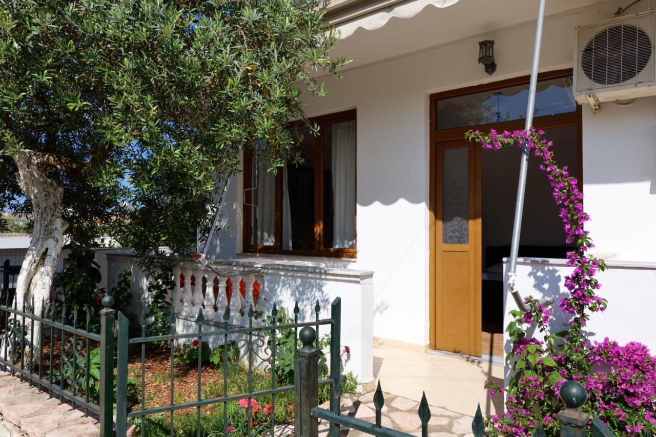 Vita Apartment - Spacious Garden And Balcony 5 Min To Beach & Center Ksamil Dış mekan fotoğraf