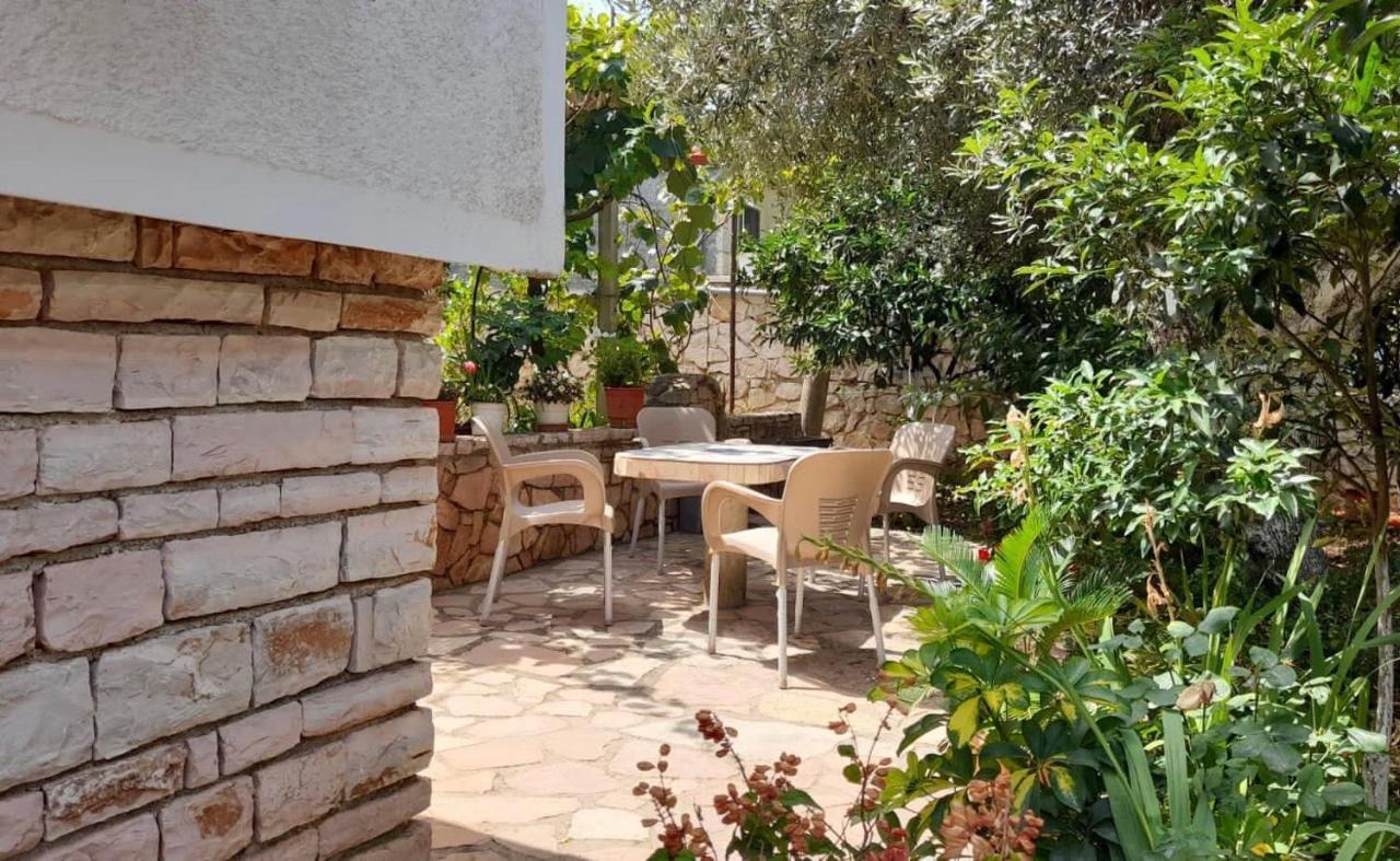 Vita Apartment - Spacious Garden And Balcony 5 Min To Beach & Center Ksamil Dış mekan fotoğraf