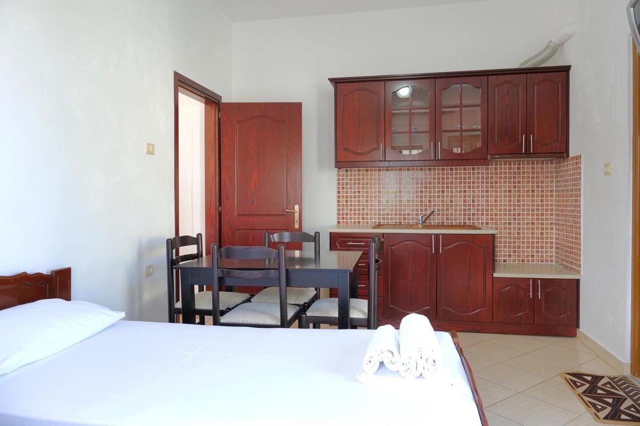 Vita Apartment - Spacious Garden And Balcony 5 Min To Beach & Center Ksamil Dış mekan fotoğraf
