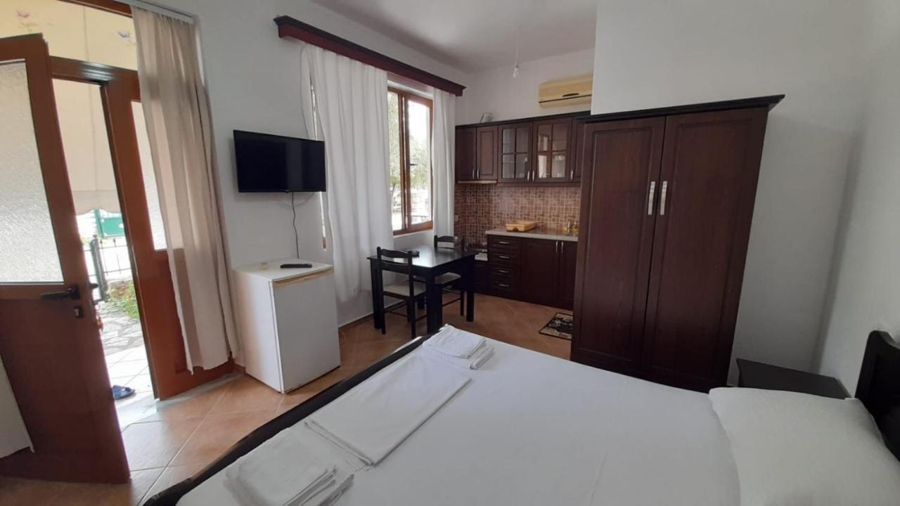 Vita Apartment - Spacious Garden And Balcony 5 Min To Beach & Center Ksamil Dış mekan fotoğraf