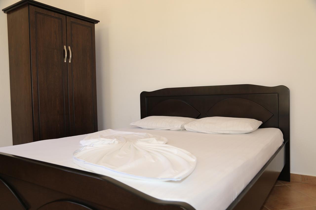Vita Apartment - Spacious Garden And Balcony 5 Min To Beach & Center Ksamil Dış mekan fotoğraf